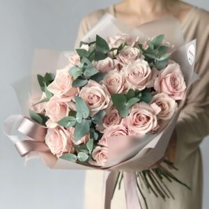 Букет 25 роз sweet escimo с эвкалиптом и красивым оформлением