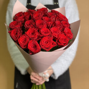Букет 25 красных роз с красивой упаковкой