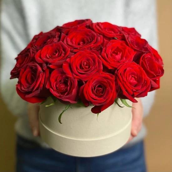 Шляпная коробка из красных роз
